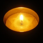 A lit Yom Hashoah candle in a dark room (Photo credit: Wikipedia)