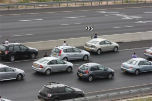 Photo of Israeli traffic on a major road stopping for 2 minutes for Yom Hashoah