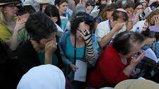Rabbi Julie Gordon praying with Women of the Wall